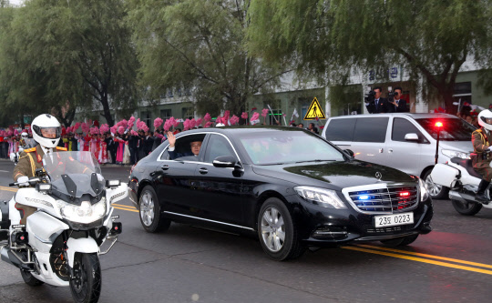 문재인 대통령이 20일 오전 백두산으로 가기 위해 평양 순안공항으로 향하며 평양 시민들을 향해 인사하고 있다.  연합뉴스